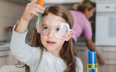The need to arouse curiosity in students and the importance of scientific thinking